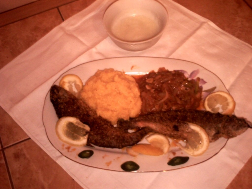 Pastrav cu ceapa si mamaliga