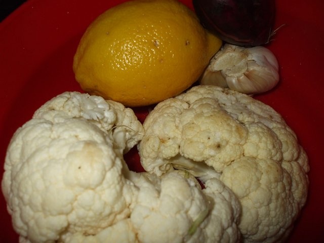 Salata de conopida cu ceapa rosie (de post)