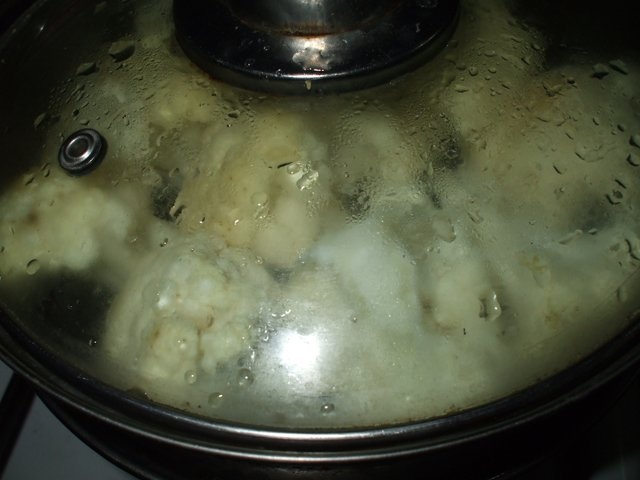 Salata de conopida cu ceapa rosie (de post)