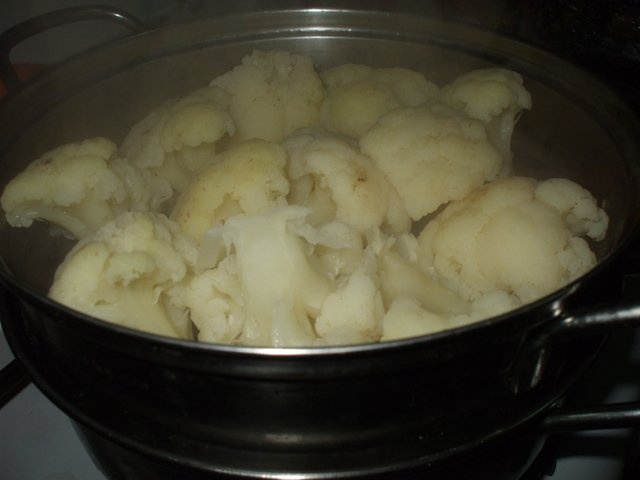 Salata de conopida cu ceapa rosie (de post)