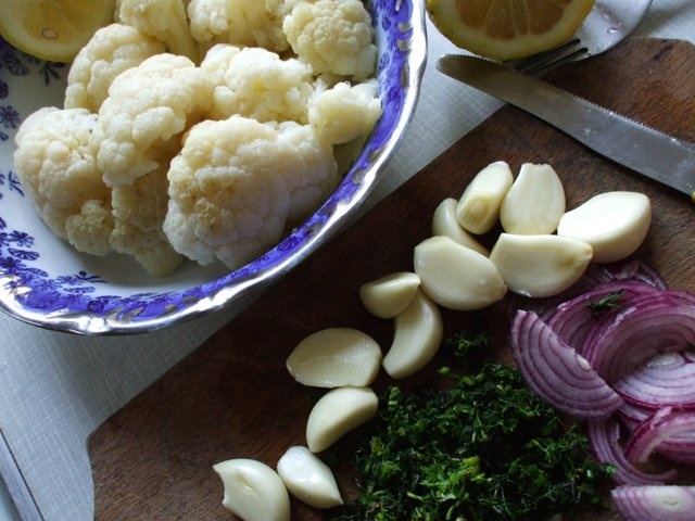 Salata de conopida cu ceapa rosie (de post)