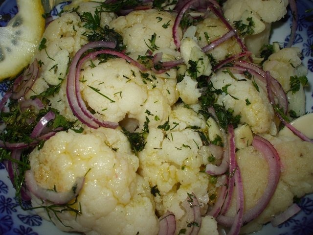 Salata de conopida cu ceapa rosie (de post)