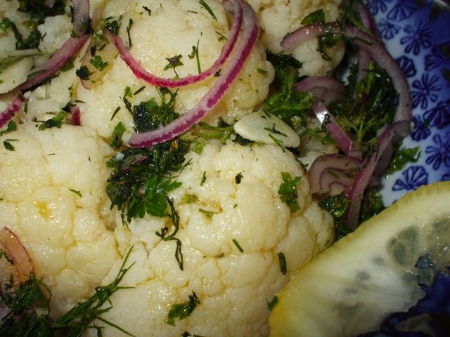 Salata de conopida cu ceapa rosie (de post)