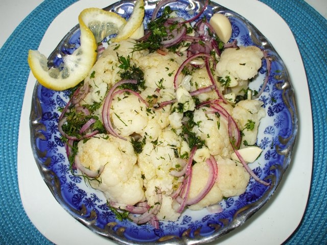 Salata de conopida cu ceapa rosie (de post)