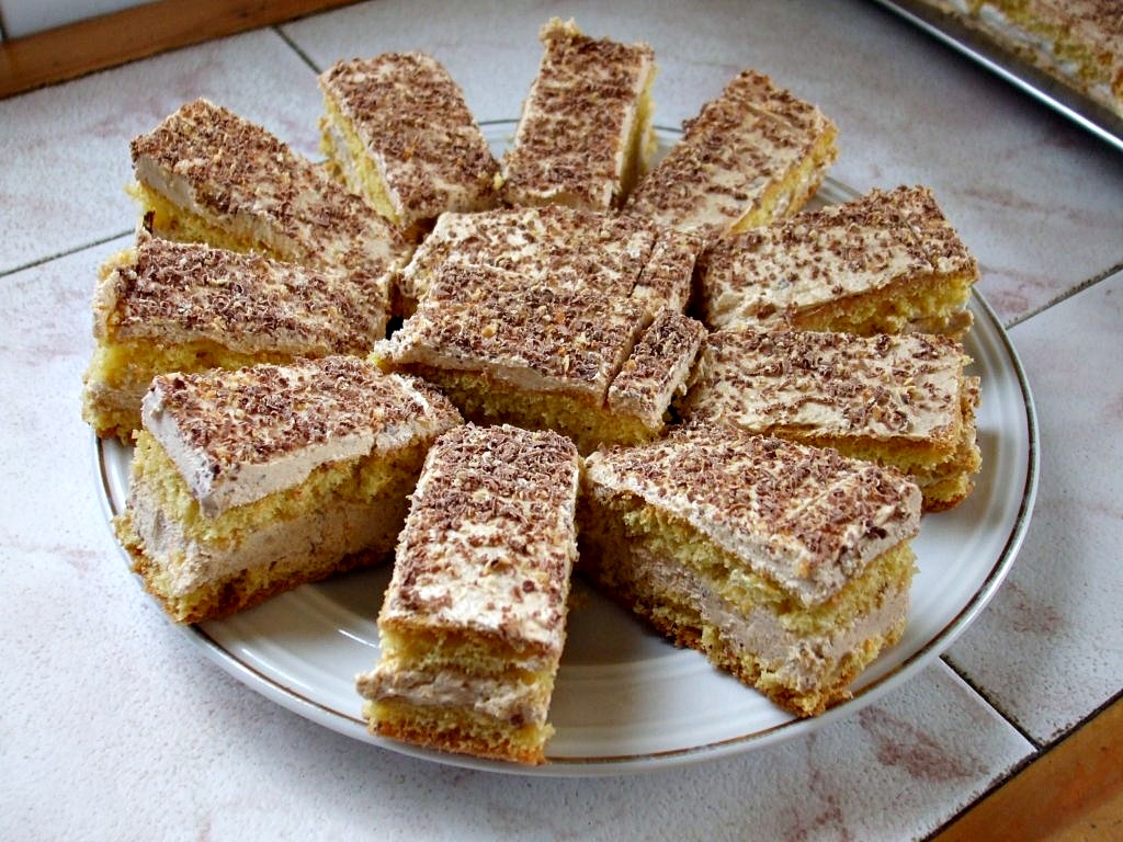 Prajitura cu nuci si crema caramel, un deliciu usor de preparat