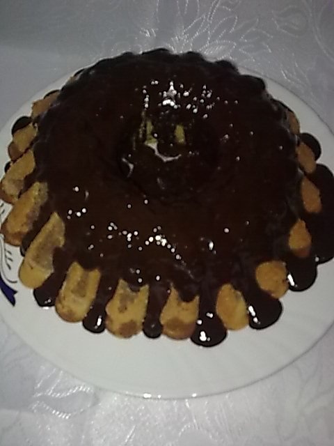 Guguluf din doua culori si ornat cu ciocolata.