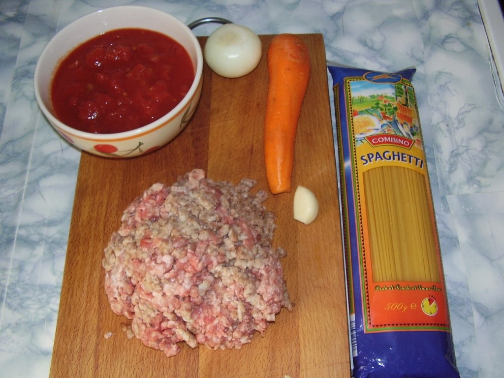 Spaghetti cu sos "ragu"