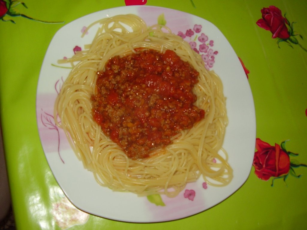 Spaghetti cu sos "ragu"