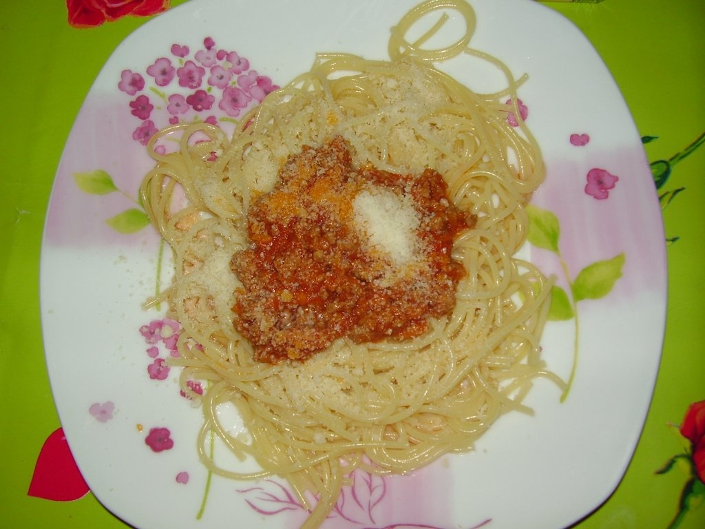 Spaghetti cu sos "ragu"