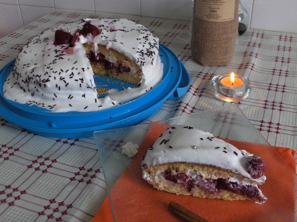 Tort de capsuni si frisca