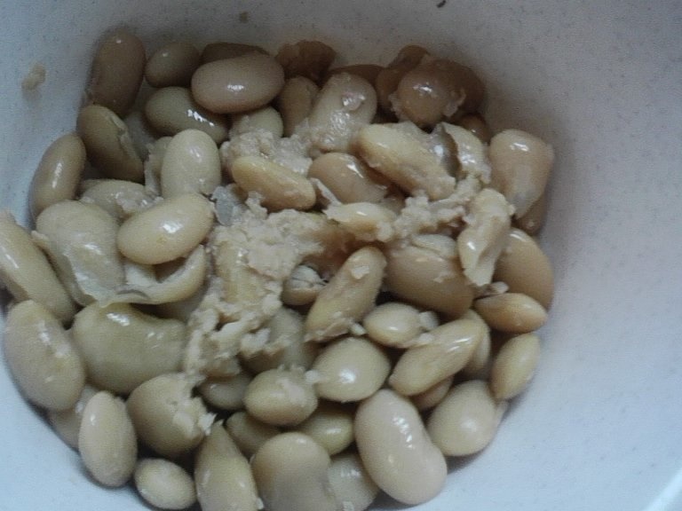 Fasole cu sos de ardei copti