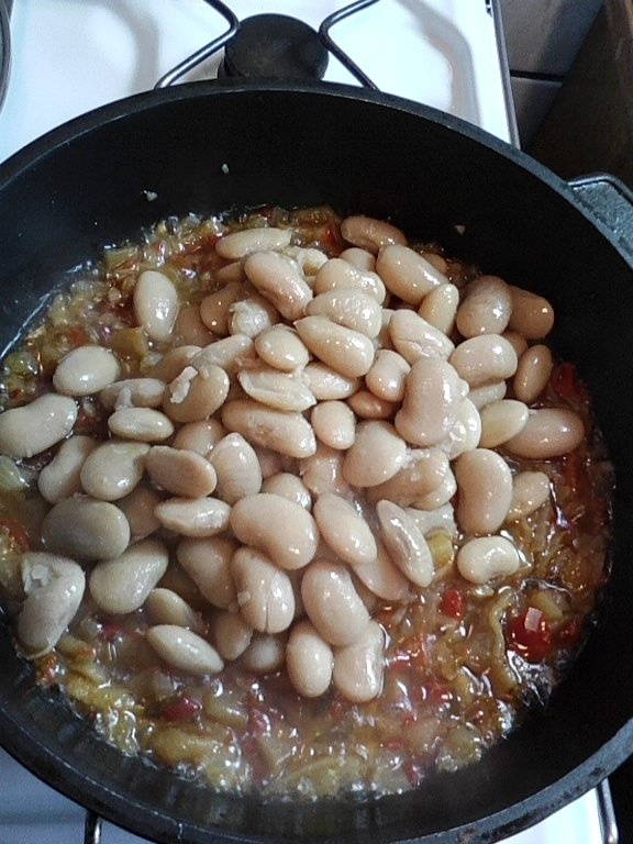Fasole cu sos de ardei copti