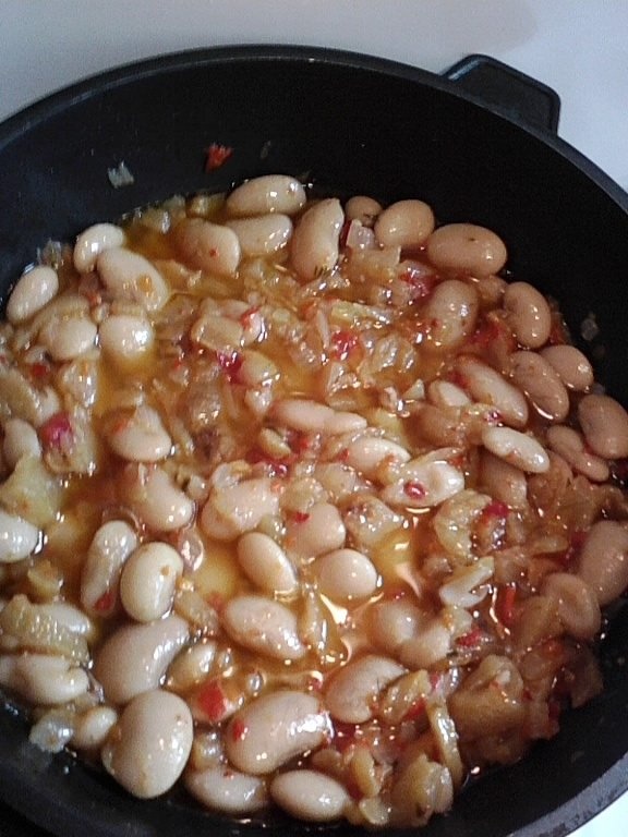 Fasole cu sos de ardei copti