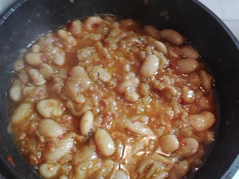 Fasole cu sos de ardei copti