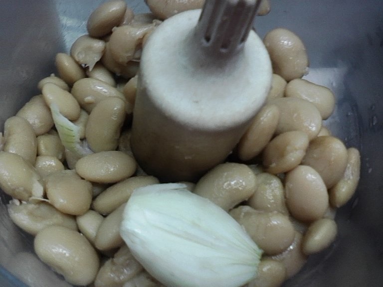 Pasta de fasole cu ceapa si mustar