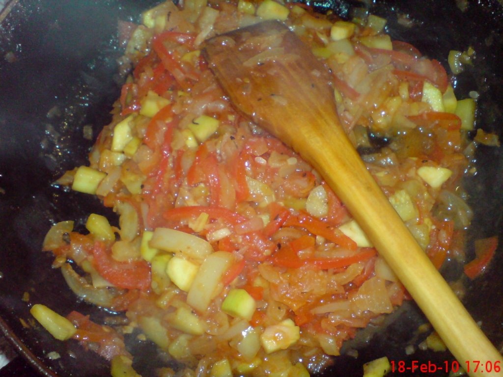 Pui cu legume la tigaie si crutoane