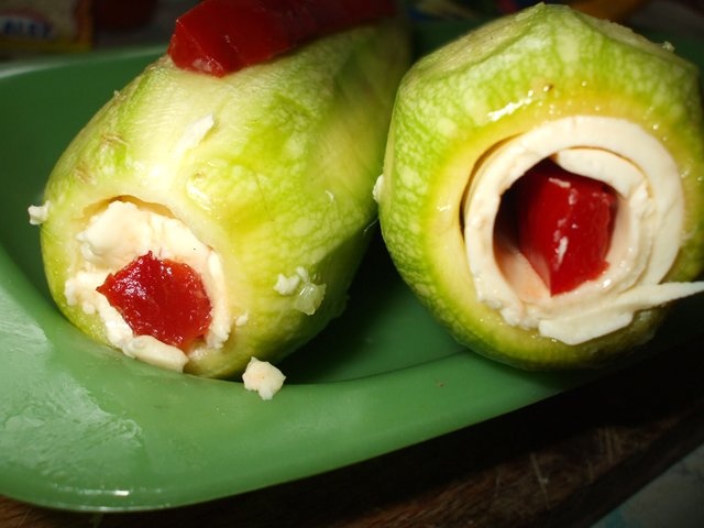 Dovlecei umpluti cu branza topita