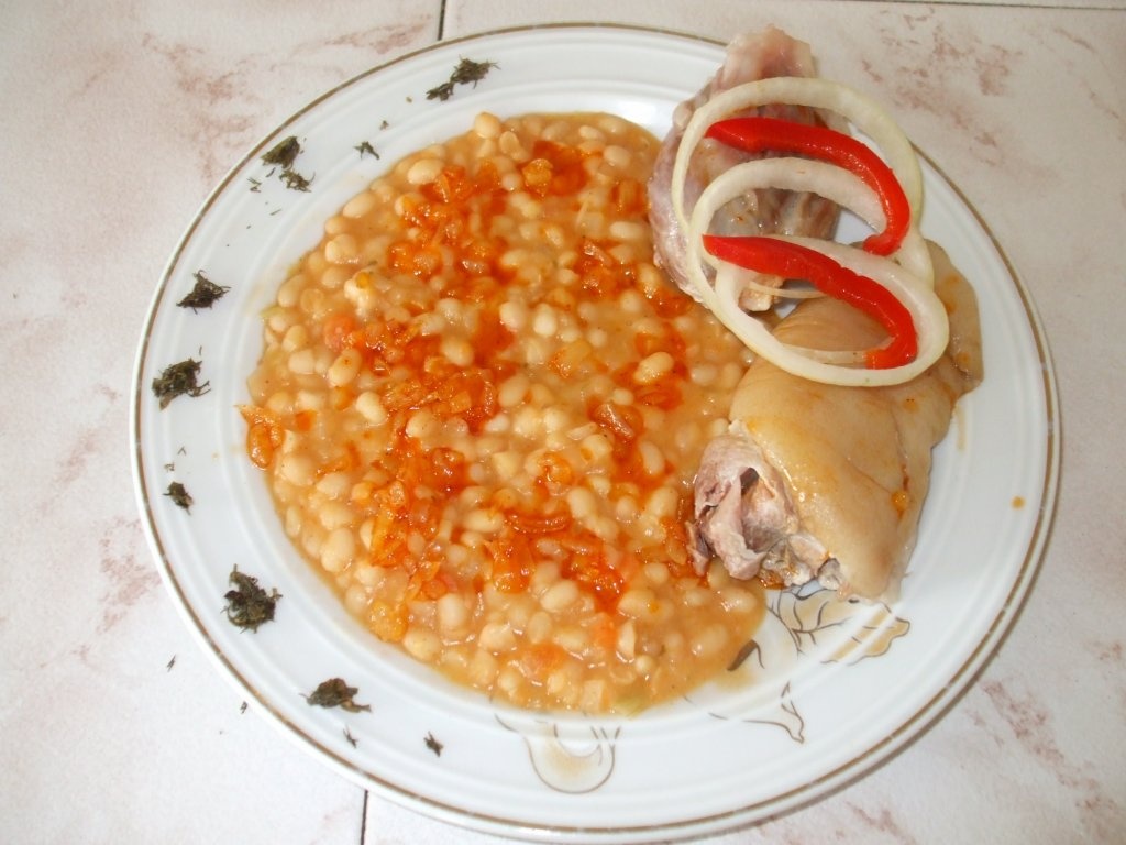 Iahnie de fasole cu ciolan afumat