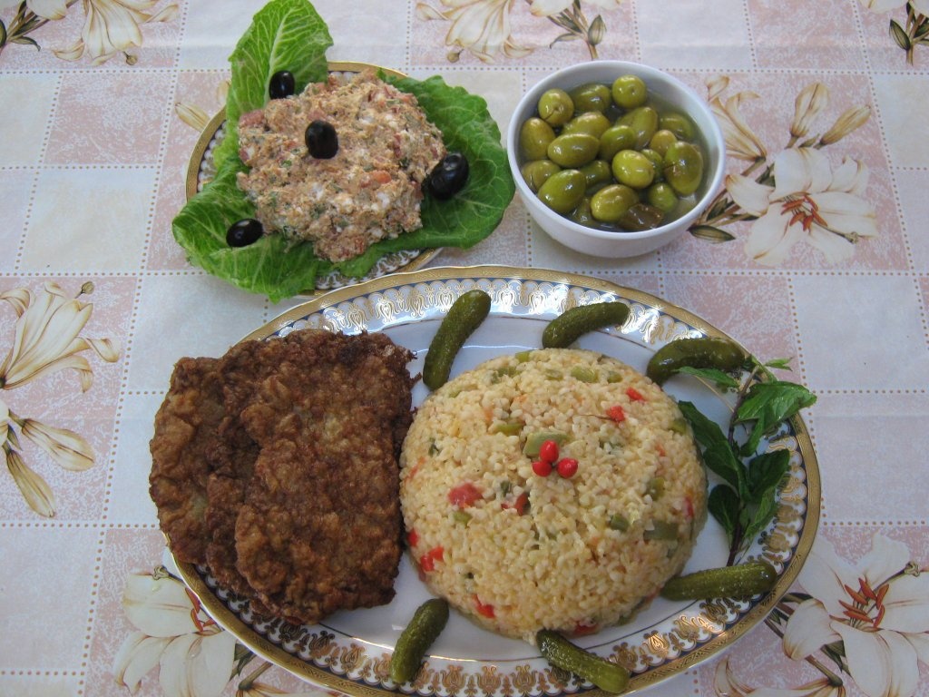 Pilaf cu burgul picant “ Sebzeli Bulgur”cu snitele din carne de vita-specific turcesc