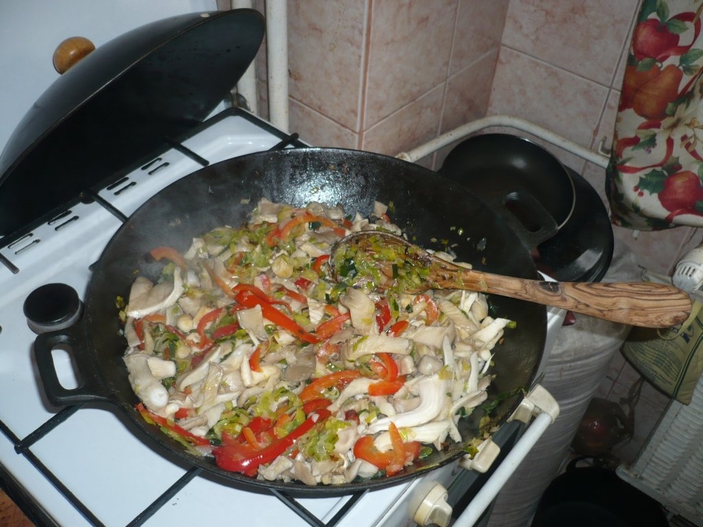 Prepelite la cuptor cu garnitura de legume la wok