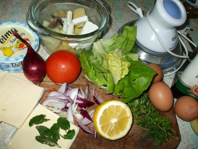 Aperitiv cu branza si oua in cosulete de salata verde