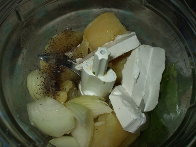 Aperitiv cu branza si oua in cosulete de salata verde