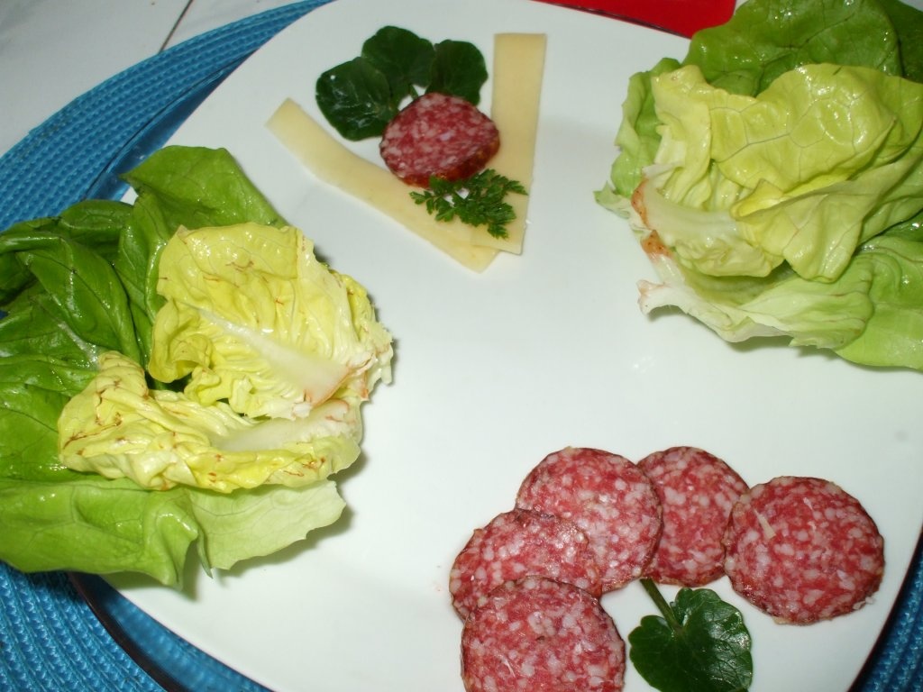 Aperitiv cu branza si oua in cosulete de salata verde