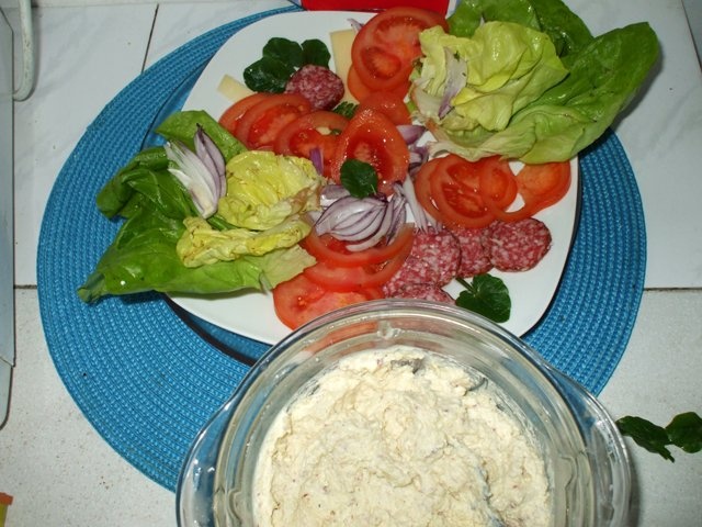 Aperitiv cu branza si oua in cosulete de salata verde