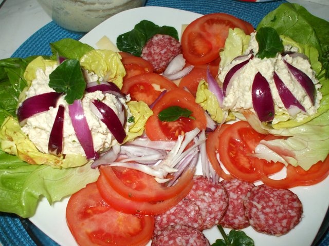 Aperitiv cu branza si oua in cosulete de salata verde