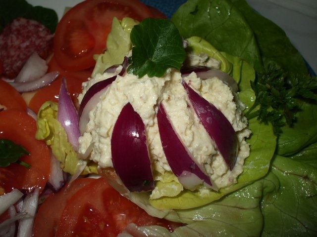 Aperitiv cu branza si oua in cosulete de salata verde