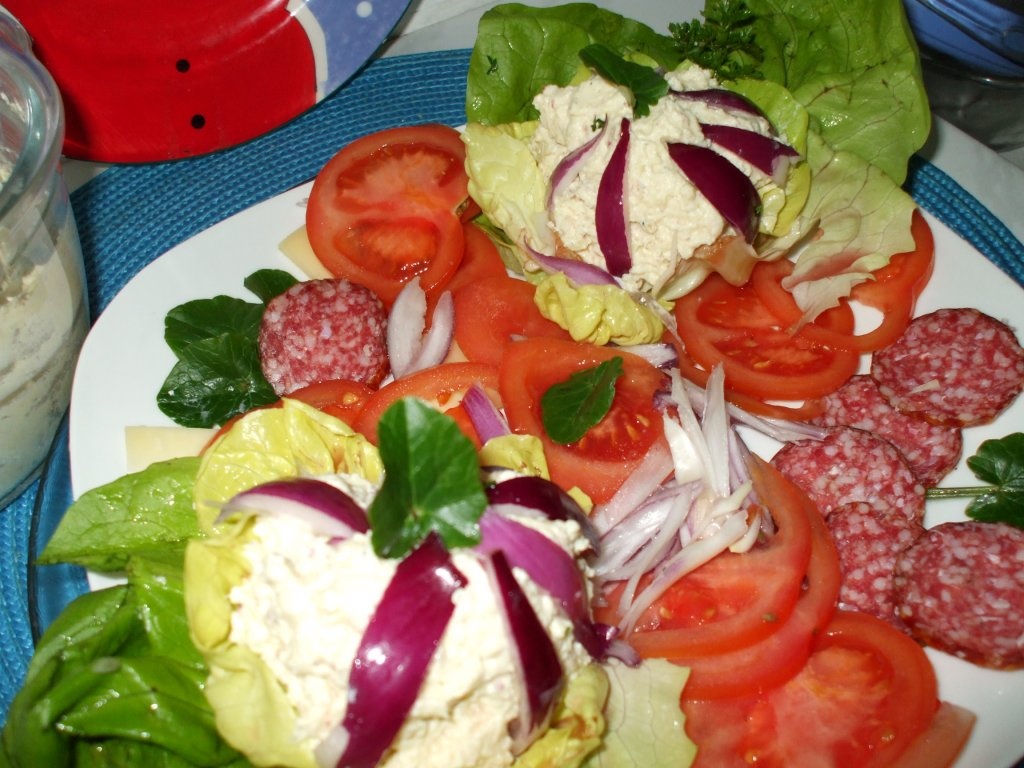 Aperitiv cu branza si oua in cosulete de salata verde