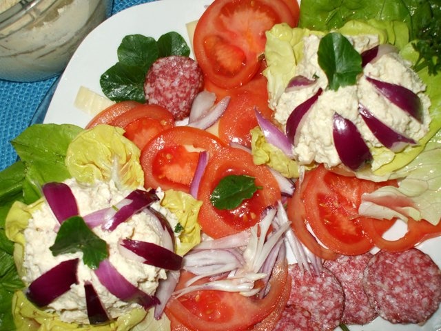 Aperitiv cu branza si oua in cosulete de salata verde