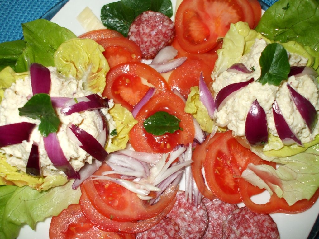 Aperitiv cu branza si oua in cosulete de salata verde