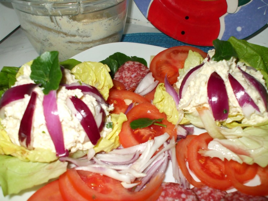 Aperitiv cu branza si oua in cosulete de salata verde