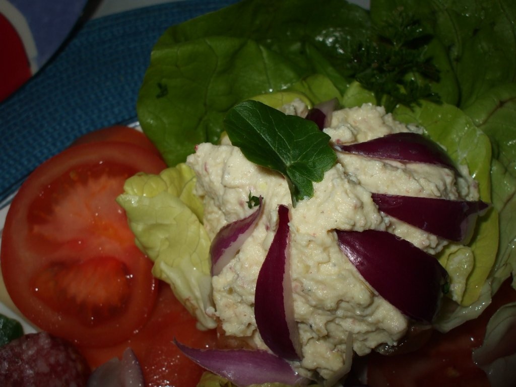 Aperitiv cu branza si oua in cosulete de salata verde