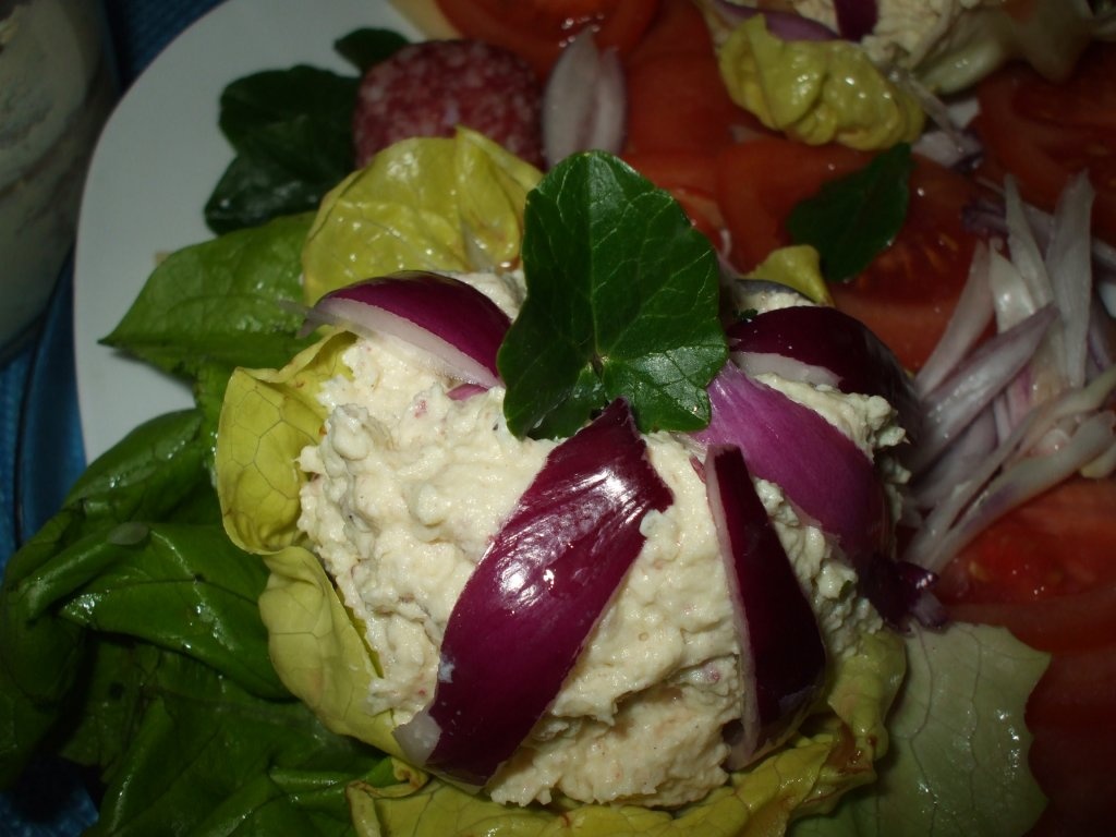 Aperitiv cu branza si oua in cosulete de salata verde