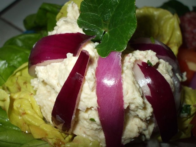 Aperitiv cu branza si oua in cosulete de salata verde