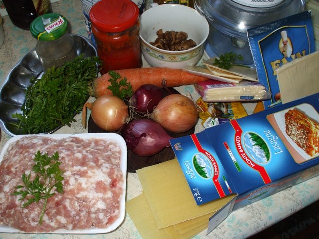 Lasagna cu carne, ciuperci, branza topita si sos Bechamel