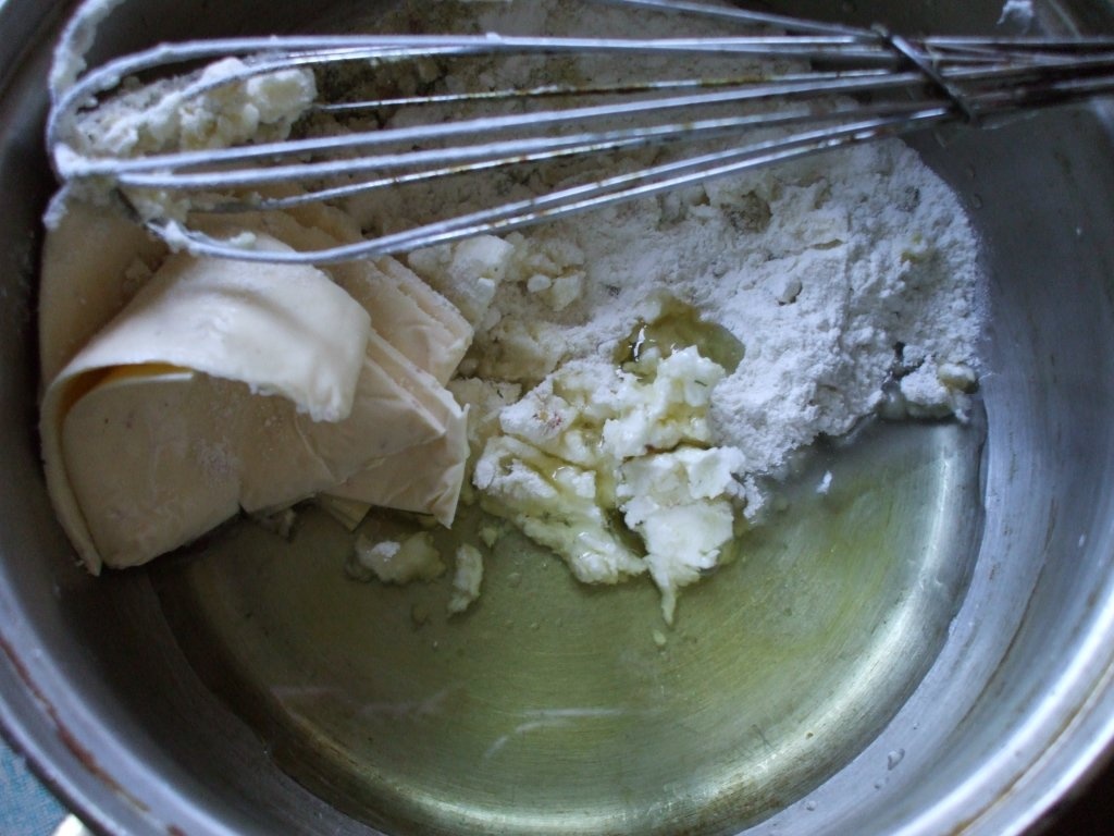 Lasagna cu carne, ciuperci, branza topita si sos Bechamel