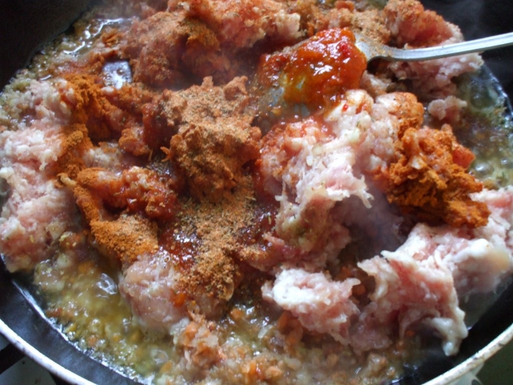 Lasagna cu carne, ciuperci, branza topita si sos Bechamel