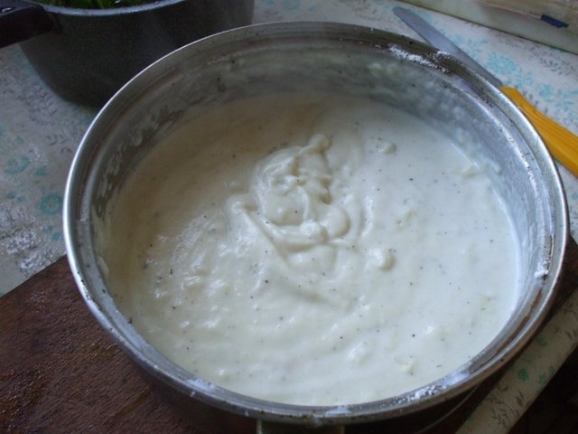 Lasagna cu carne, ciuperci, branza topita si sos Bechamel