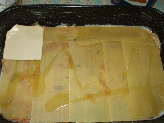 Lasagna cu carne, ciuperci, branza topita si sos Bechamel