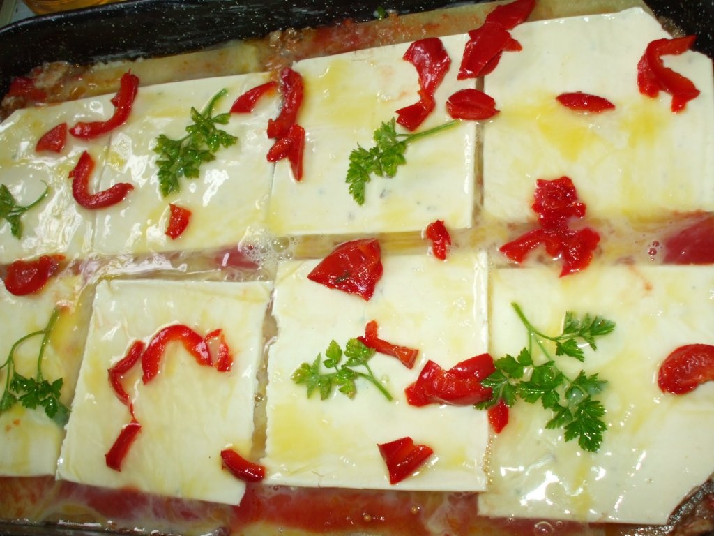 Lasagna cu carne, ciuperci, branza topita si sos Bechamel