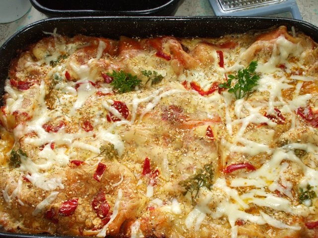 Lasagna cu carne, ciuperci, branza topita si sos Bechamel