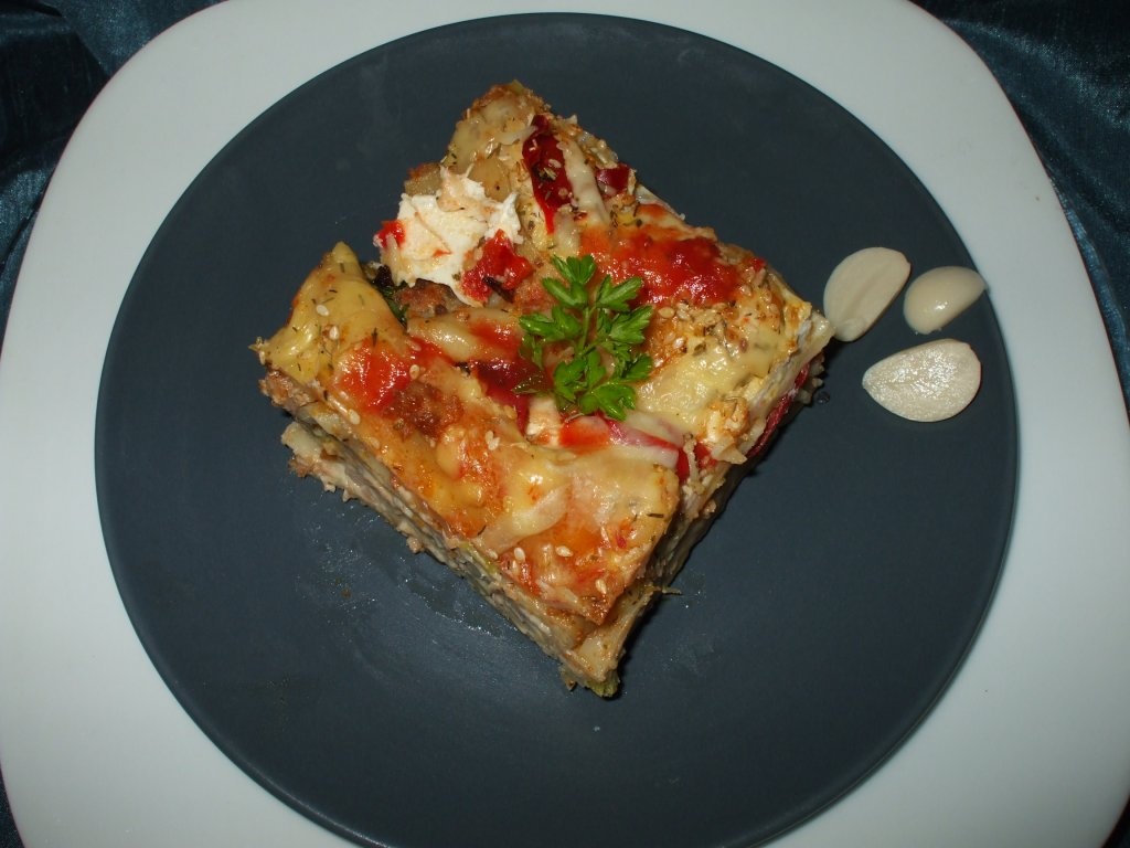 Lasagna cu carne, ciuperci, branza topita si sos Bechamel