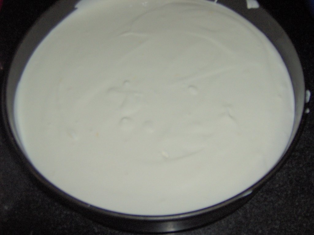 Prajitura cu brinza si jeleu de fructe.