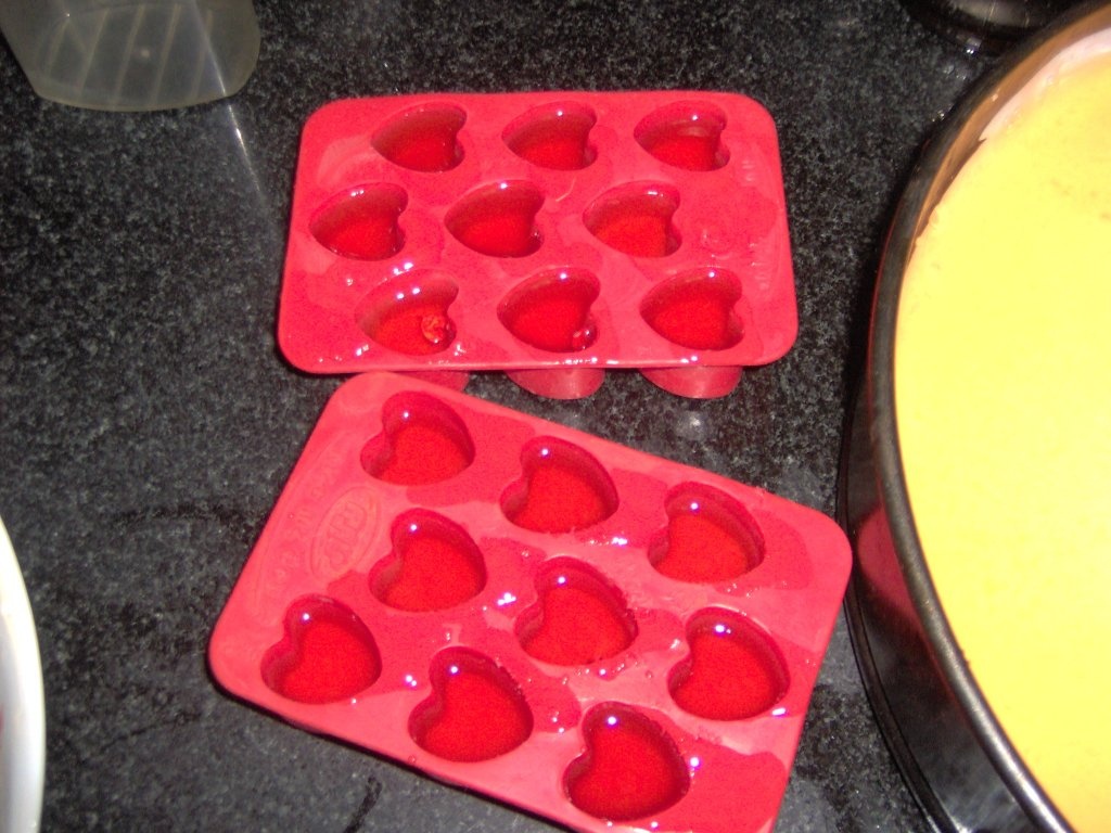 Prajitura cu brinza si jeleu de fructe.