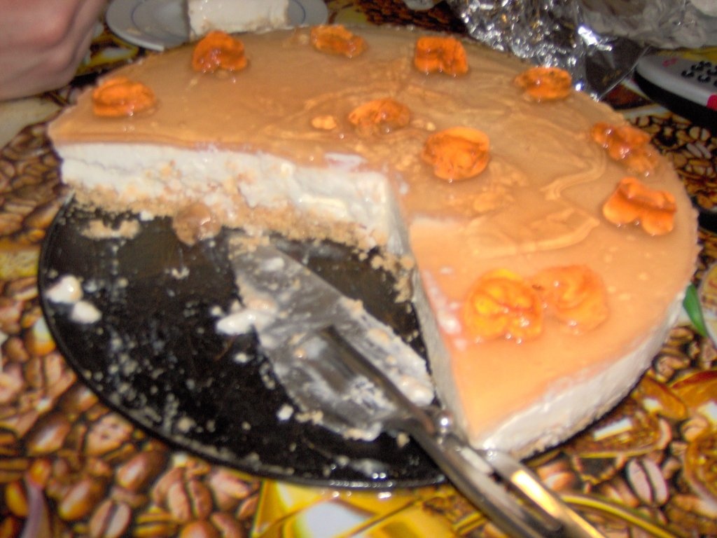 Prajitura cu brinza si jeleu de fructe.