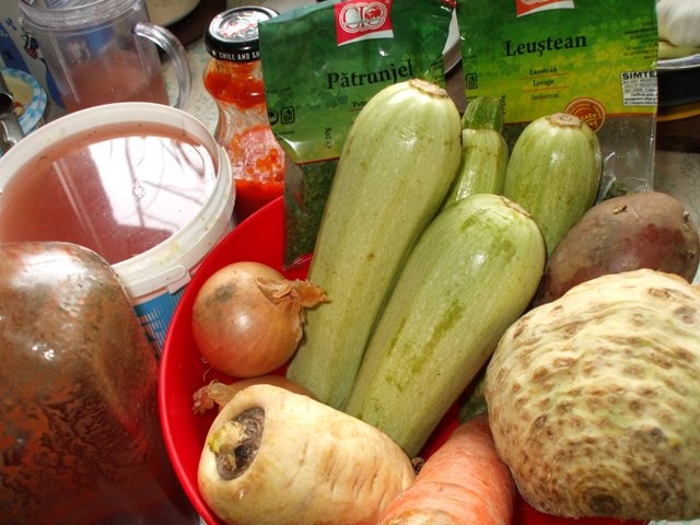 Ciorba de dovlecei cu perisoare