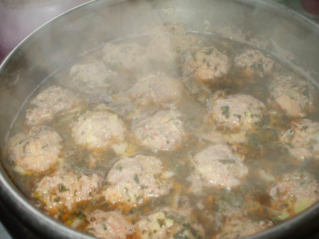 Ciorba de dovlecei cu perisoare